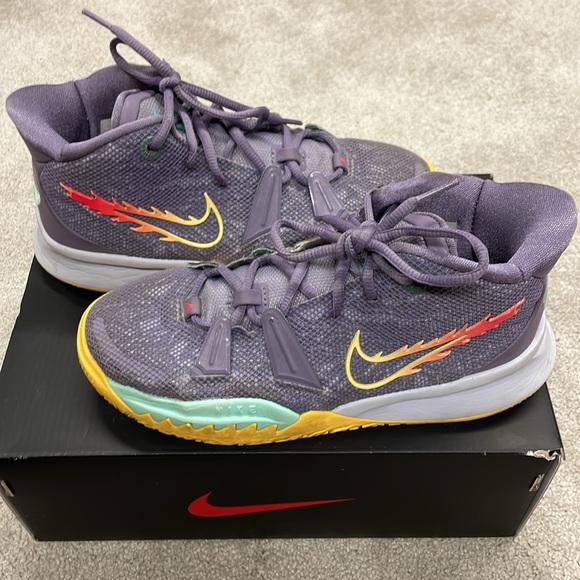 Nike Kyrie 7 Basketball Sneakers - size 4 Youth - Picture 4 of 8
